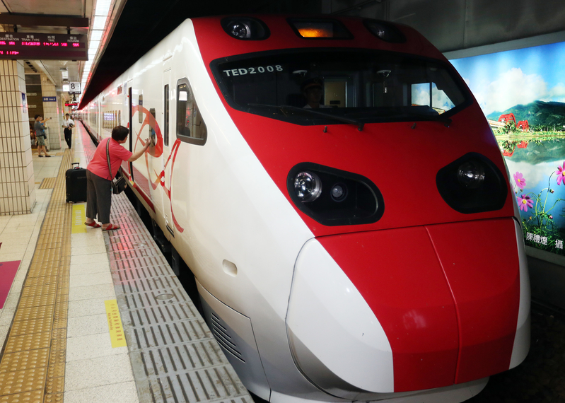 台鐵7日指出，因颱風來襲，下午1點後台北開往東部的對號列車全面停駛。圖：中央社資料照片