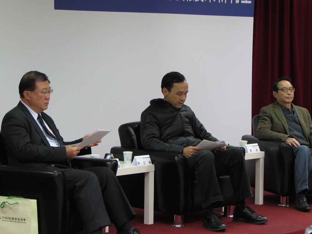 國民黨總統候選人朱立倫17日下午舉行「台灣競爭力躍進 再創農業新利基」政策談話會，請來農委會主委陳保基、參與過農權運動的朱立倫競選副總幹事詹澈為政策背書。圖：邱珮文/攝