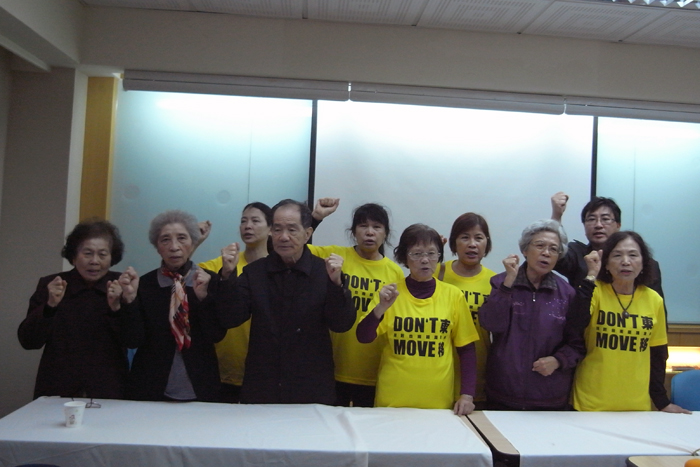 反台南鐵路東移自救會今（14）日上午召開記者會，批評台南市政府漠視東側居門提出的替代方案。圖：楊宗興/攝