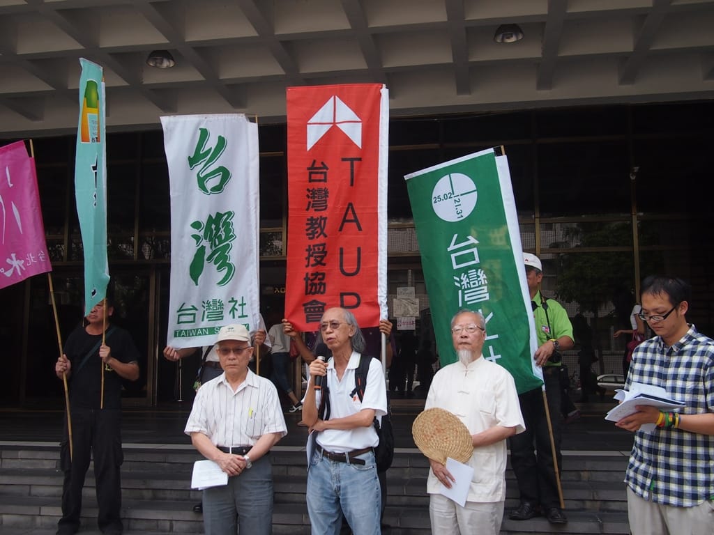 台灣教授協會會長張信堂(前排左二)呼籲「退回課綱」與「拒用新課綱教科書」。圖:何星瑩/攝