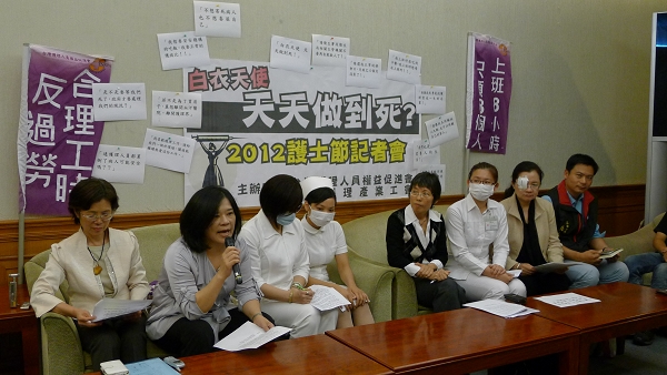 明（12）日是「國際護士節」，台灣護理人員權益促進會今（11）日召開記者會，呼籲政府3個月內調整護病比，並制定護理人員合理工時。圖片來源：台灣護理人員權益促進會提供