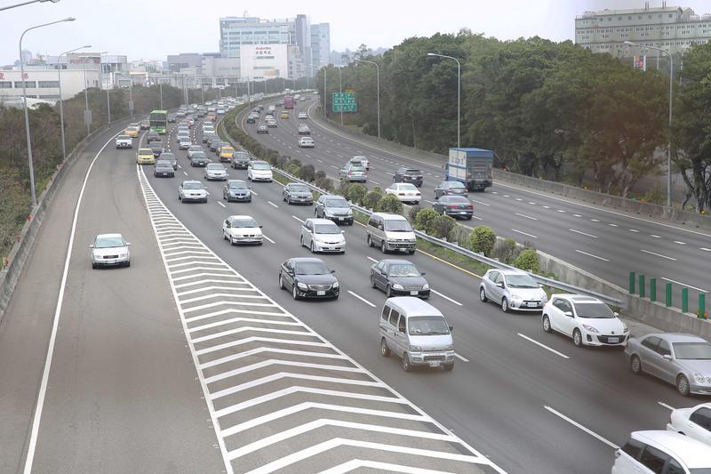 高公局預估，3日下午國道南下部分路段還有一波塞車潮。圖：中央社資料照片
