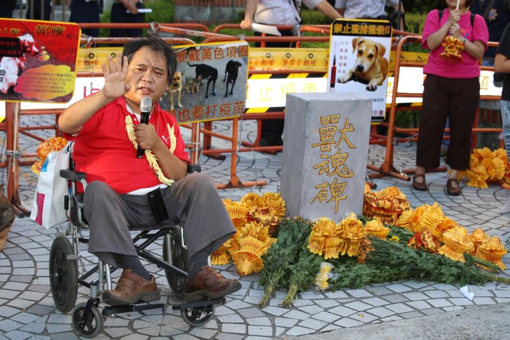 圖為台灣貓狗人協會理事長黃泰山發表聲明。圖：林雨佑/攝