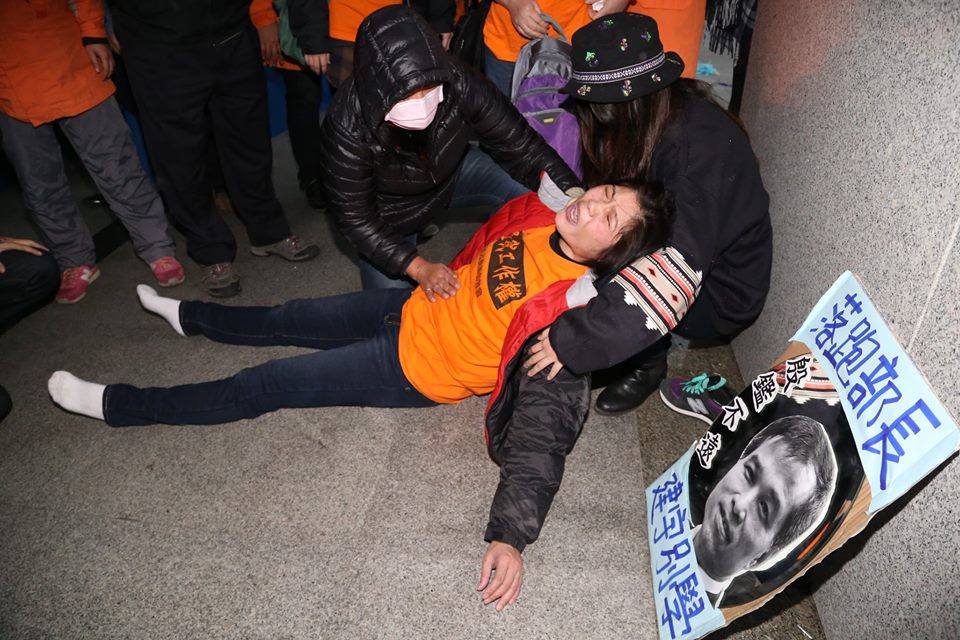 一名收費員因為雙腳受傷而倒在地上，不斷哭喊，「我失業1年多了，都沒有錢...現在要開學了，兒子上大學還要繳10幾萬的學費，交通部，你叫我該怎麼辦？怎麼辦啊！」。圖：林雨佑/攝