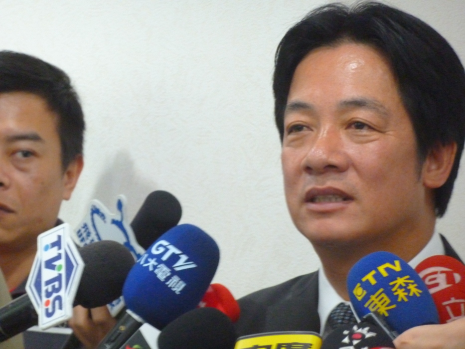 台南市長賴清德今(22)日清晨6點多搭乘高鐵北上，遇到高鐵上的乘客身體不適，廣播亟須醫生協助，他再次發揮醫生本色，到第5車廂救人。圖：謝莉慧/攝