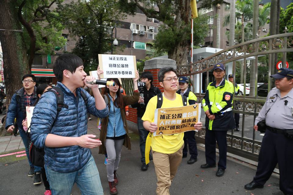 島國前進繞行立法院，陳為廷拿著麥克風跟路人說，「我們在尋找1名年約60的中年男子，外表忠厚老實，偶像是蔡依珊，如果有看到他，請他趕快回去開會。」圖：林雨佑/攝