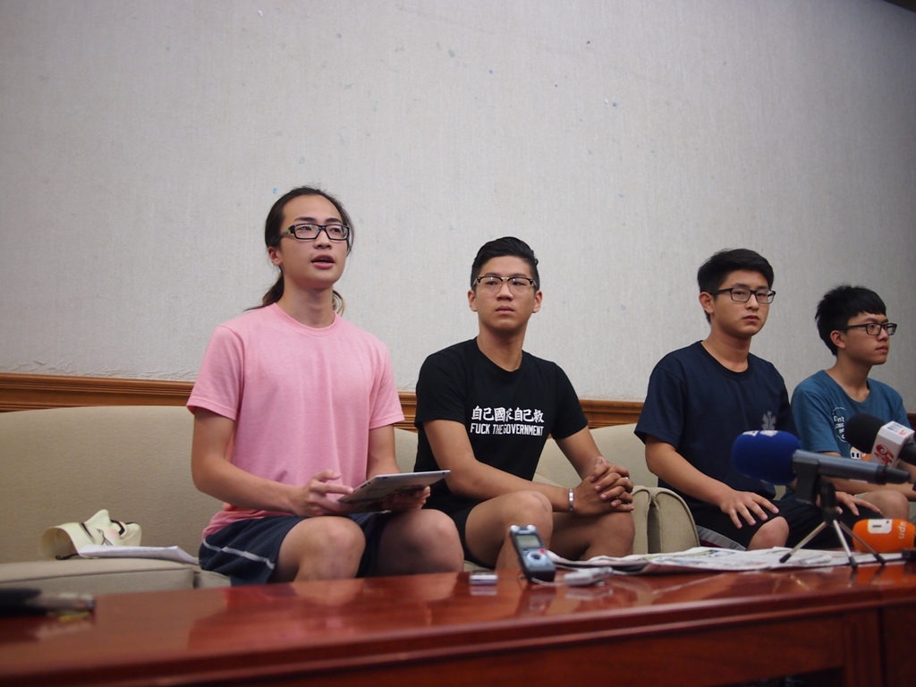 反課綱學生7日點名總統參選人與立委表態，同時指控6日去教育部遞陳情書時，警察對待學生的手段過於粗暴。圖:何星瑩/攝