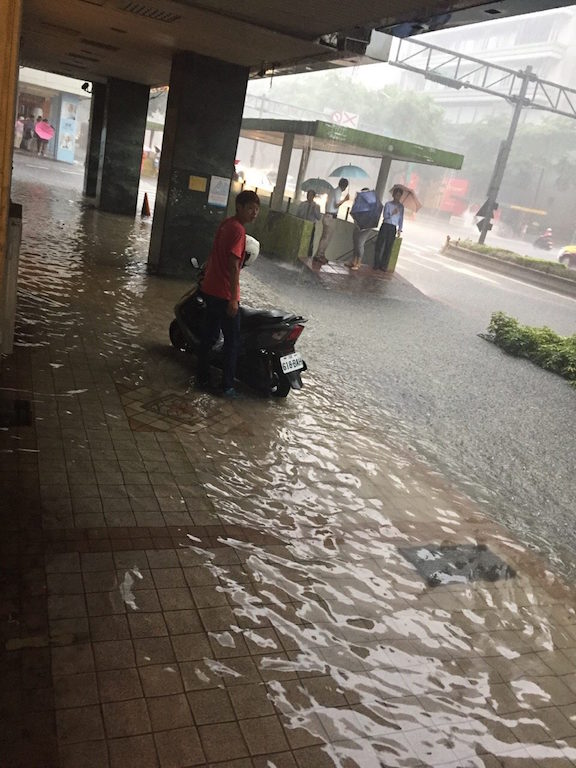 台灣北部23日下午因為對流雲系發展旺盛，下起滂沱大雨，其中雙北地區有幾處水淹到一個輪胎高，也發生車輛拋錨事件。圖：翻攝自網路