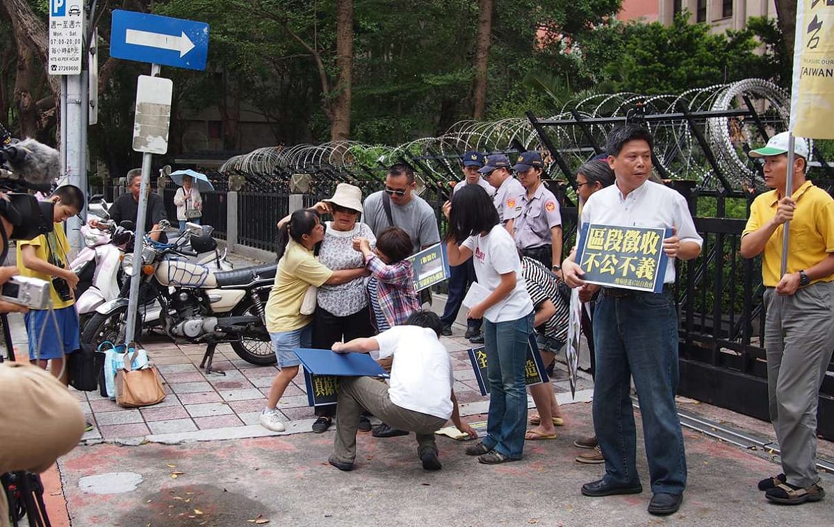 桃園A7案原住居民24日前往內政部，抗議不合理的配地制度，居民鄧小姐因為想到僅能配到A7案周圍的垃圾地、山坡地，情緒激動而無法站穩，隨後，在其他居民與警方的陪同下就醫。圖:何星瑩/攝