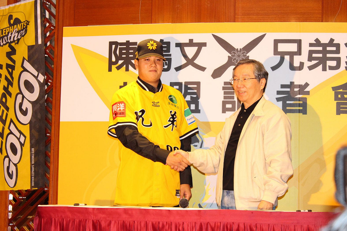 「小飛刀」陳鴻文披上黃金戰袍99號，以年薪420萬、無激勵獎金、3年旅外條款正式加入兄弟象隊。圖：莊崇輝/攝