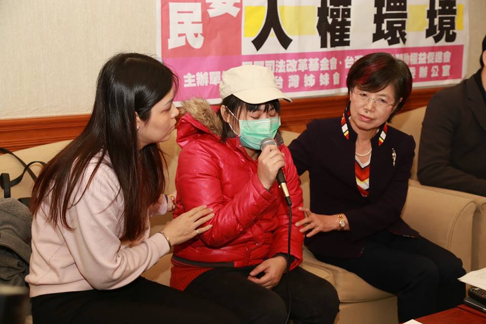 越南籍新移民小燕拿起麥克風講話時聲音仍顫抖不止，兩旁的洪滿枝和尤美女則不斷安撫她。圖：林雨佑/攝