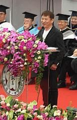 王品集團董事長戴勝益（前）15日出席台灣大學畢業典禮，致詞勉勵畢業生。圖片來源：中央社