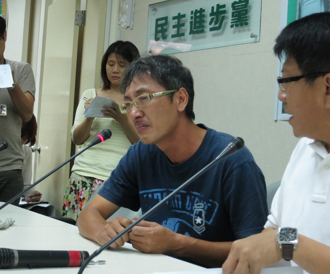 金車物流前員工黃孝忠12日說到公司逼加班過程時，一度哽咽說不下去。圖：林朝億/攝