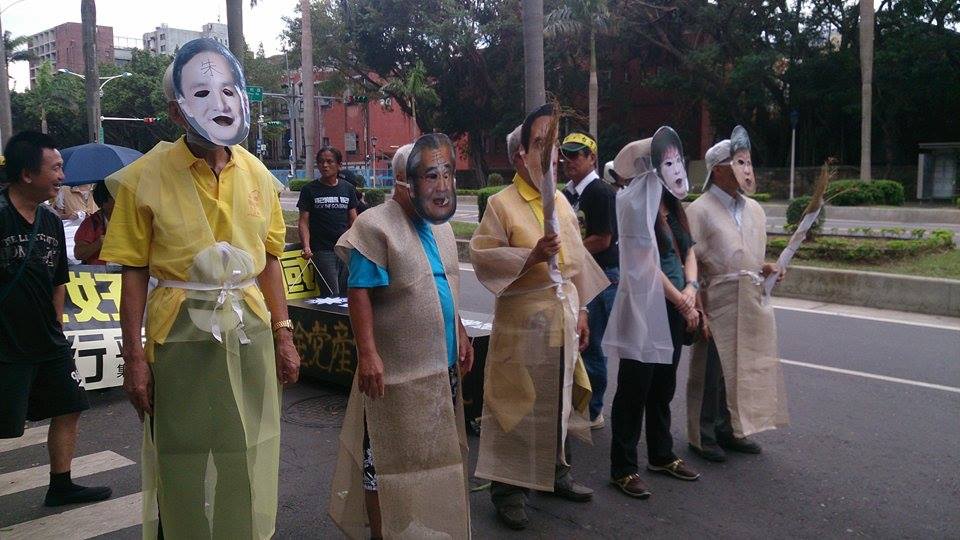 現場民眾扮成馬英九、洪秀柱、吳思華、朱立倫等人，並身穿孝服牽引「棺材」。圖：王子軒/攝