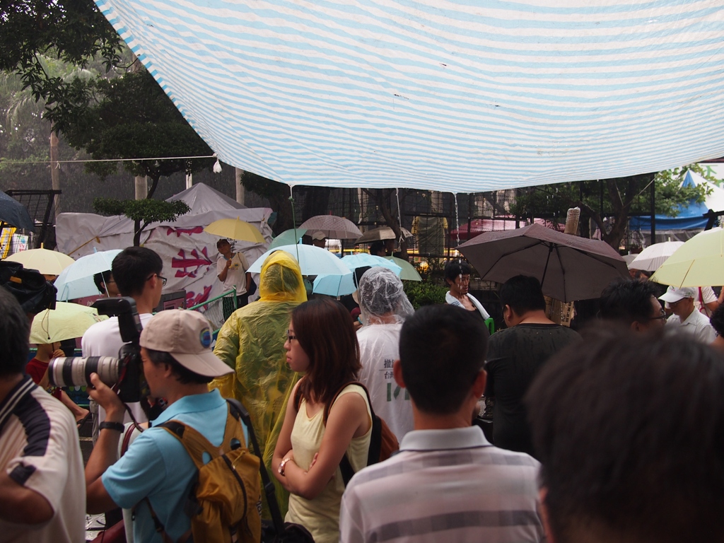 5日下午，颱風已經開始發威，中午後佔領教育部現場下起一陣大雨，不過稍晚又轉晴。圖:何星瑩/攝