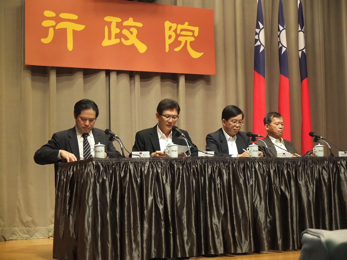 朝野黨團挺單週工時縮短為40小時，但不支持提高加班工時，對此，行政院發言人孫立群30日說，政府照顧勞工也要兼顧企業發展。圖：翁嫆琄/攝