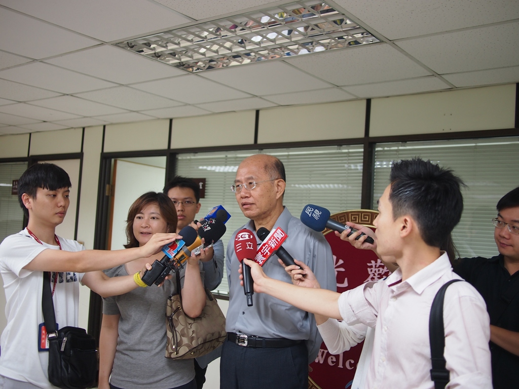 北市選委會副總幹事黃細明表示，因為大家對罷免的宣傳活動認定仍有爭議，而且罷免法規不夠周全，因此委員會議決定暫停審議，並計畫向大法官聲請釋憲。圖：何星瑩/攝
