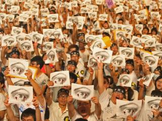 今年7月「公民1985行動聯盟」為陸軍下士洪仲丘受虐死亡事件發聲，成功號召數10萬人上街「要真相！要人權！」圖：中央社資料照片
