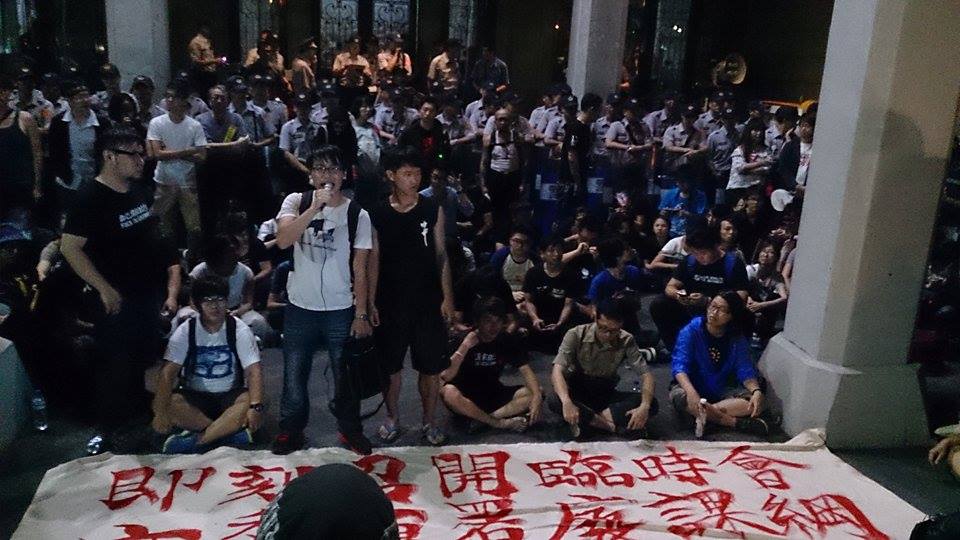 反課綱學生佔領教育部中庭，要求部長吳思華下台。圖：何星瑩/攝