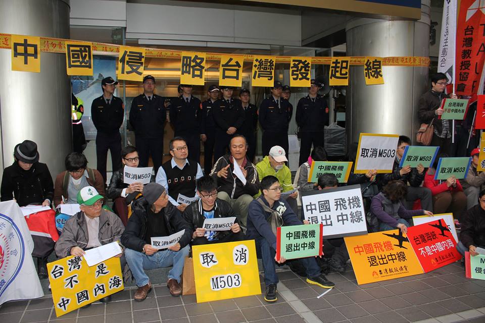 現場30多人把「中國侵略台灣發起線」的封鎖線貼在牆壁上，並坐在地上，仿照愛沙尼亞以「歌唱革命」對抗蘇聯強權經驗，開始唱起「島嶼天光」、「美麗島」等歌曲。圖：林雨佑/攝