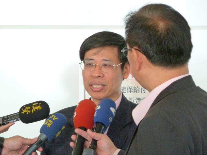 中華民國骨質疏鬆症學會理事長暨台大醫院骨科部主治醫師楊榮森13日呼籲，50歲以上具高骨折風險或70歲以上男性要進行骨密度檢測，以免陷自己於致命危機中。圖：謝莉慧/攝