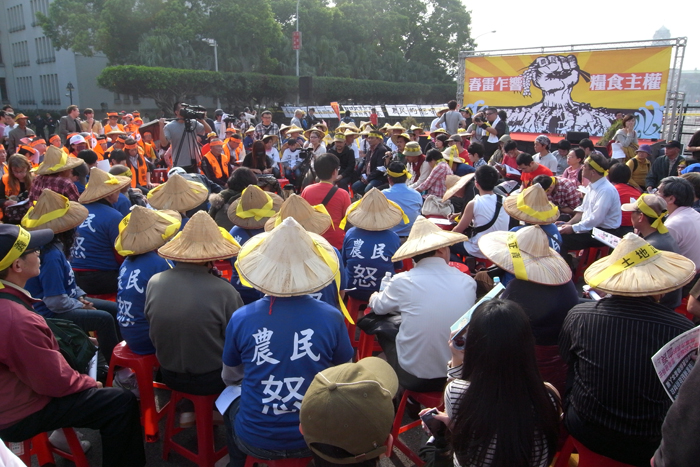 台灣農村陣線、捍衛農鄉聯盟、以及農民之路等民間團體今天下午2時在凱道舉辦「糧食主權人民論壇」，希望透過交流與互動，分享不同國家農民的抗爭經驗。圖：楊宗興/攝