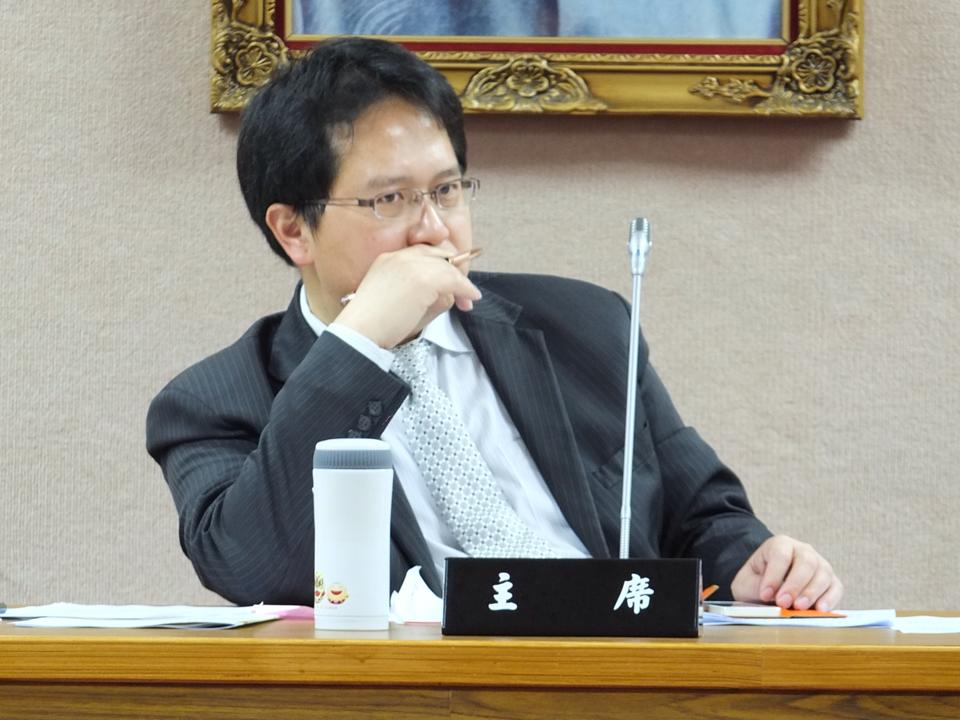 行政院放寬退休軍公教年終慰問金的發放標準，立委邱志偉今(29)日質疑，此舉根本是圖利特定族群的政策買票。圖：翻攝自邱志偉臉書。