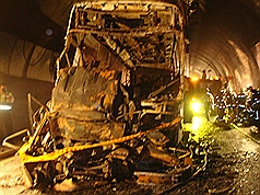 雪隧昨天發生嚴重的火燒車事故，民進黨籍立委李昆澤和葉宜津8日質疑雪隧的消防工作由園藝公司得標，所持有的是消防設備執照，而非救災相關證照，簡直是草菅人命，圖為雪隧事故現場。圖片來源：新北市府消防局提供
