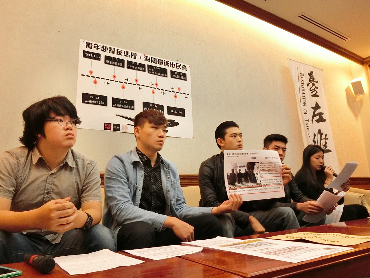 羅宜(左一)、楊尚恩(左二)、吳濬彥(右2)7日赴新加坡為馬習會向台灣駐當地代表遞交陳情書，卻遭拒絕入境。3人10日召開記者會，公開詳細拘留過程。圖：楊淳卉/攝