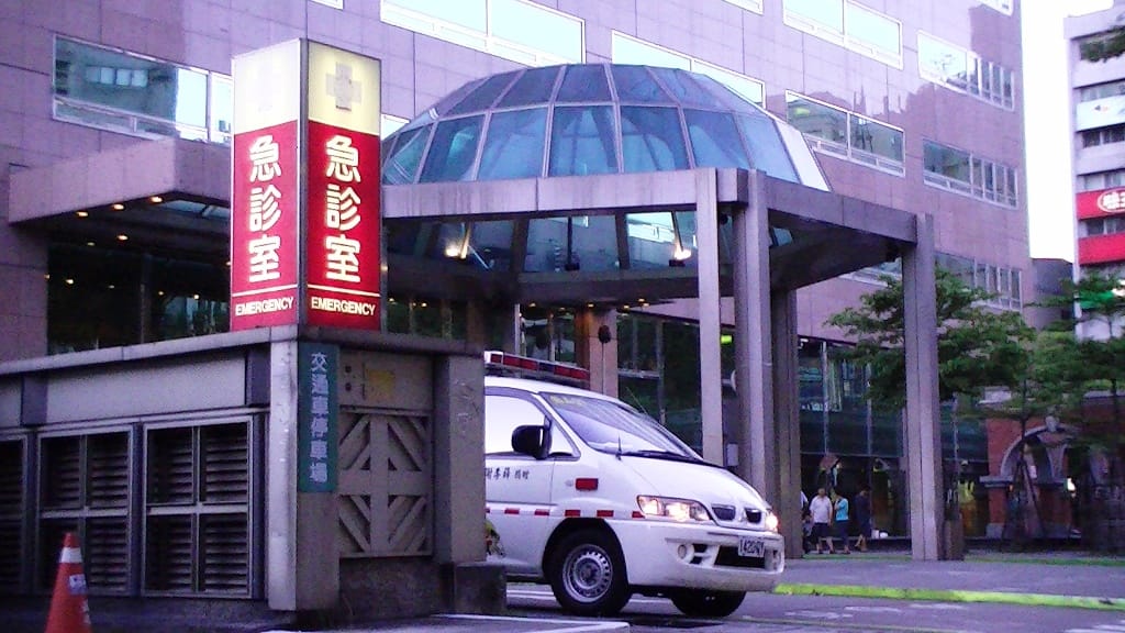 阻擋救護車通行，將被扣照3個月，還可能吃上刑法官司。資料照片：王鼎鈞/攝