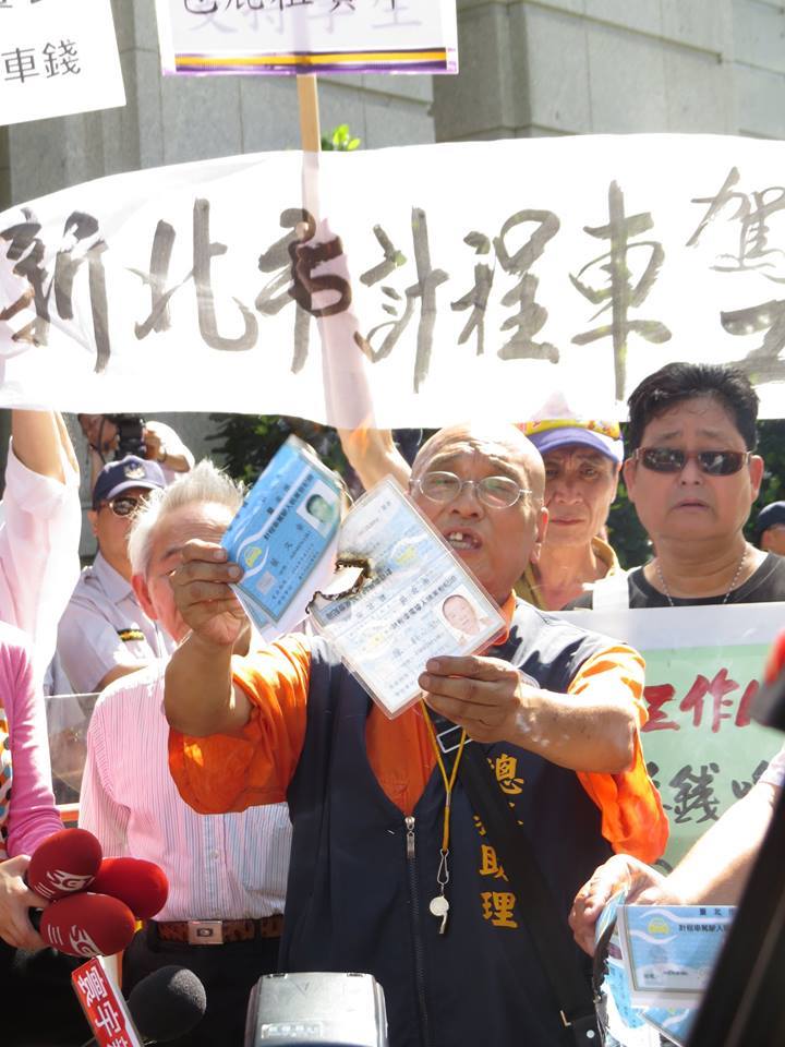 計程車司機焚燒計程車營運證，表達抗議。圖3之1：謝宗穎/攝