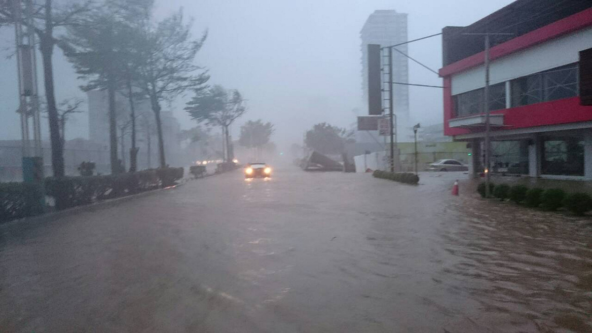 據水利署8日回報，共有台北市、新北市、基隆市、宜蘭縣、桃園市共5縣市列為1級淹水警戒縣市。圖為新北竹圍中正東路二段淹水情況。圖：新北消防局提供