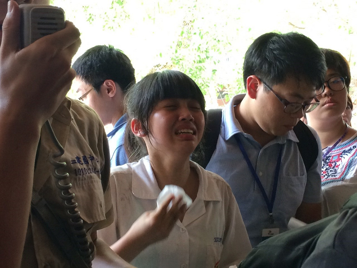反課綱學生呼籲警察不要強行降下鐵門，但警察不予理會，現場學生不少被鐵門壓到，女學生難過的當場落淚。圖：符芳碩/攝