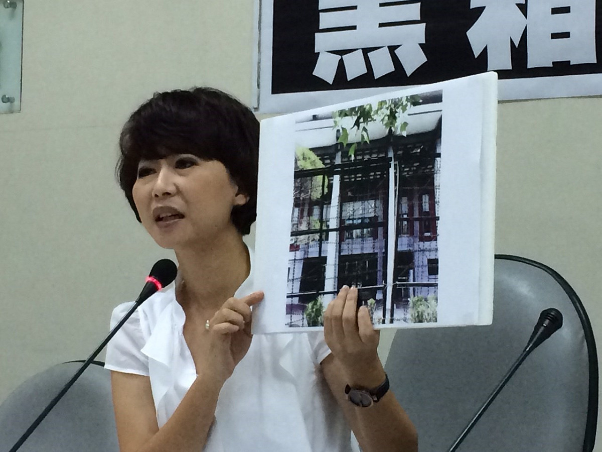 綠委陳亭妃指出，教育部架起的拒馬高度甚至超過正門口「教育部」三個大字，她質疑，「這就是對學生訴求的回應嗎」？圖：符芳碩/攝