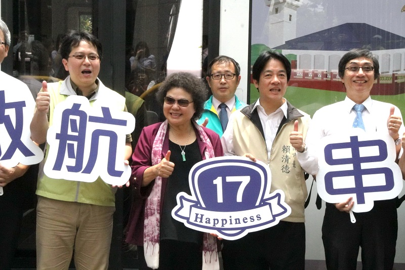 高雄興達港與台南安平港的「17路幸福公車」7日啟航，高雄市長陳菊及台南市長賴清德期待雙城未來在產業、觀光、交通等各方面能有更密切合作，推動雙方共榮發展。圖：高雄市政府提供