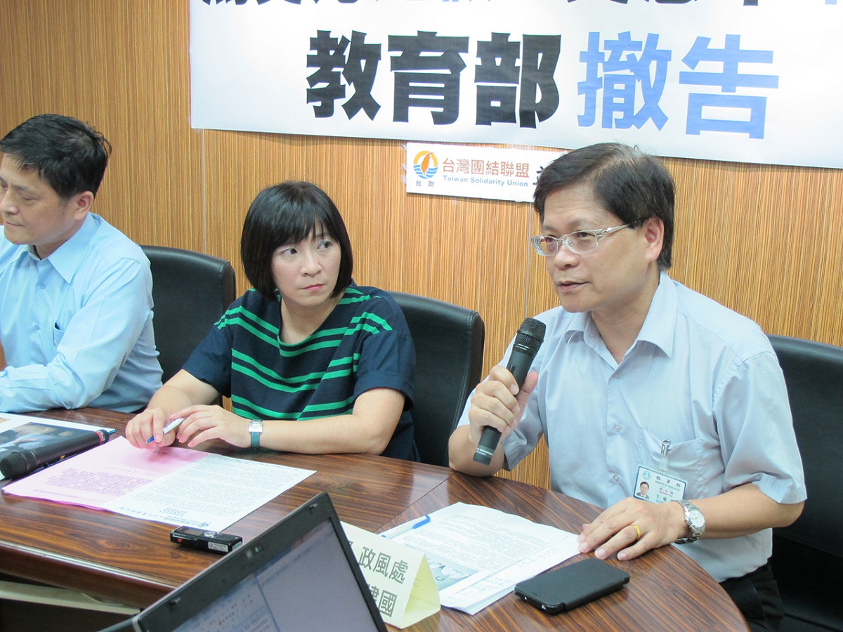 教育部政風處長于建國（右一）24日指控學生違法脫序行為一次比一次升級。圖：林朝億/攝