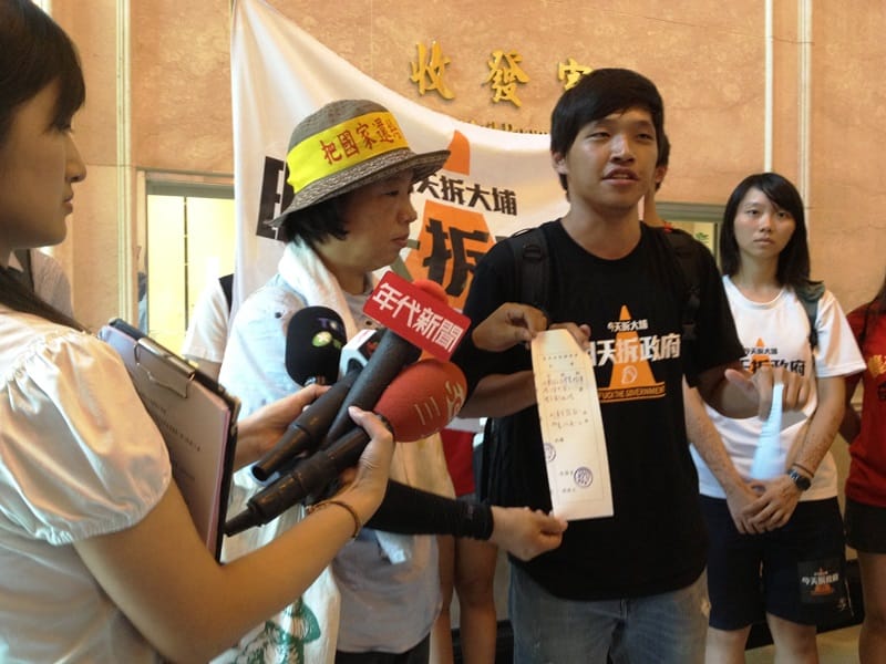 大埔拒拆遷戶之一的張藥房女主人彭秀春也來到現場，捍衛苗栗青年聯盟學生陳為廷在一旁陪同。圖：王立柔/攝