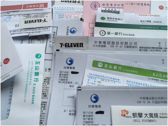 拜科技進步之賜，現代人已經很少提筆寫信；郵差袋子裡裝的，就以各電信、信用卡、水、電、瓦斯等帳單和收據為大宗。圖：陳世明/攝