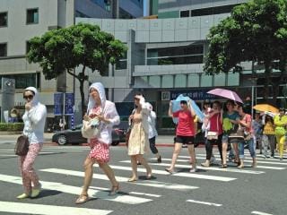 台北市昨天出現39.3度的高溫，引發勞團呼籲放「高溫假」。圖：中央社資料照片。