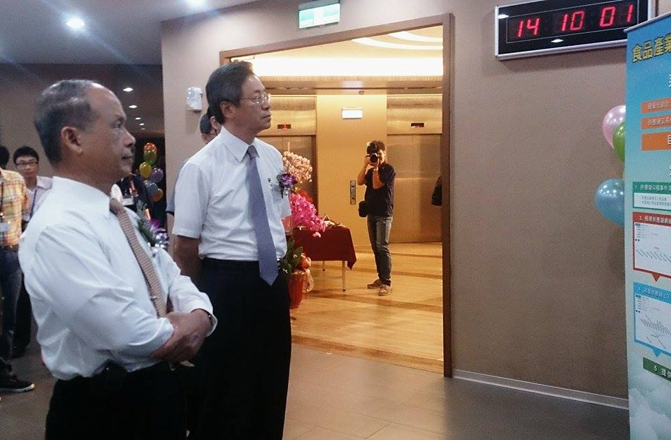 財政部27日舉辦記者會發表電子發票成果，財政部長張盛和（左）說，電子發票不僅使用率達50%，未來將與食品業財稅結合，達到管理跟預防食安的效果。行政院副院長張善政（右），也出席記者會。圖：王子軒/攝