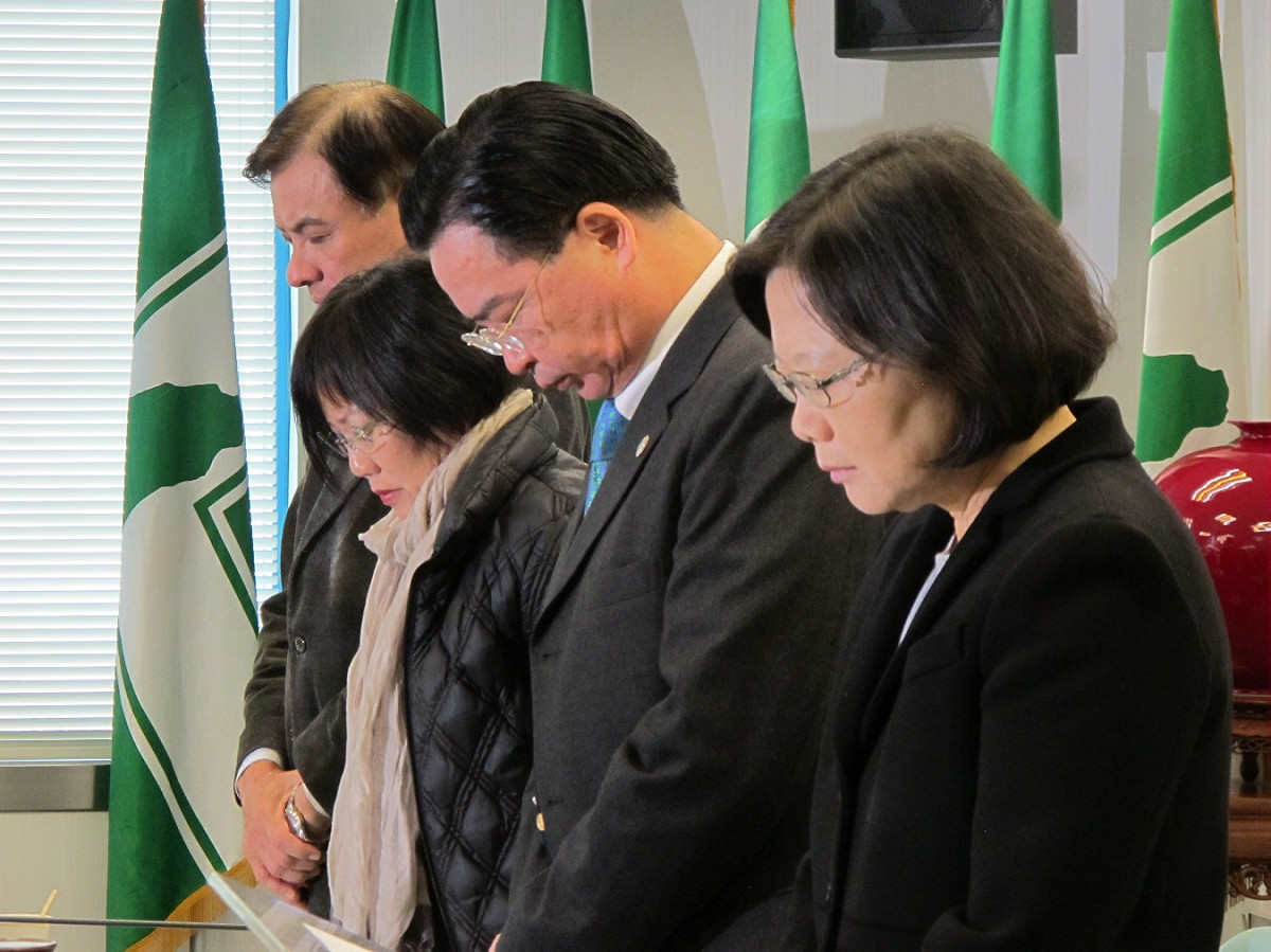 民進黨主席蔡英文21日帶領中常委為6名消防員犧牲生命默哀致意。圖：林朝億/攝