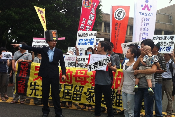 民間團體以行動劇呈現官員拒絕給予藏人配偶居留簽證，導致台藏聯姻家庭必須忍受夫妻分離之苦。圖片：楊宗興/攝