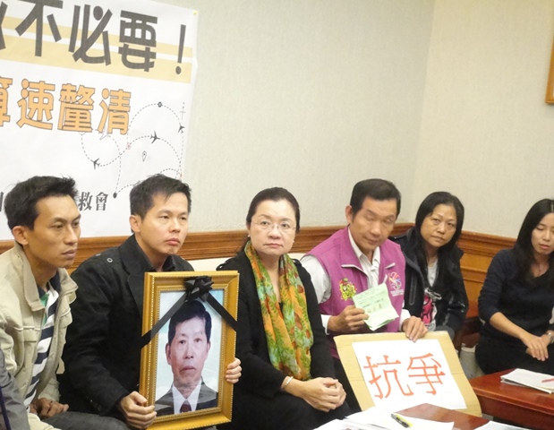 航空城自救會今（19）日召開記者會呼籲，立法院交通委員會在釐清此計畫相關問題之前，明天應凍結桃園航空城計畫的部分預算。圖：王立柔/攝
