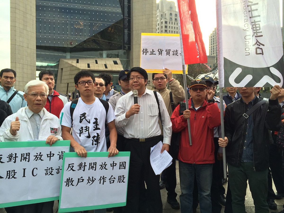 中國海協會長陳德銘來台，律師賴中強帶領經濟民主連合、台教會等團體到場外抗議，遭警方阻擋。圖：楊淳卉/攝