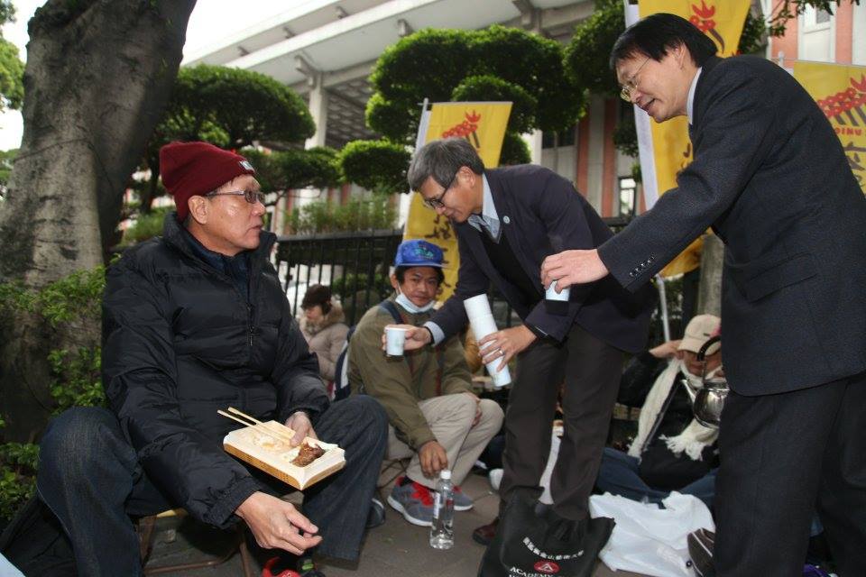 教育部技職司副司長饒邦安親自端熱茶給抗議的老師們，卻遭部分老師婉拒。圖：林雨佑/攝