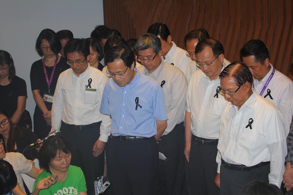 龍騰旅行社董事長劉忠繼和復興航空母集團SIGMU總裁林孝信率領經營團隊默哀。圖3之2：林雨佑/攝