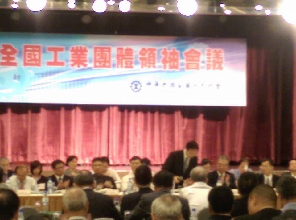 行政院長江宜樺今（14）日出席「全國工業團體領袖會議」，在工總代表建議政府慎重思考核電廠延役問題後，會場突然跳電數秒鐘，讓現場官員尷尬不已。圖：尤騰輝/攝
