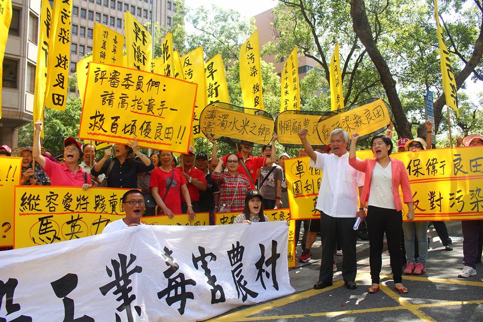 彰化縣溪州鄉長黃盛祿（右二）帶領約60位鄉親，在內政部前高喊「反污染，救良田」口號。圖：林雨佑/攝
