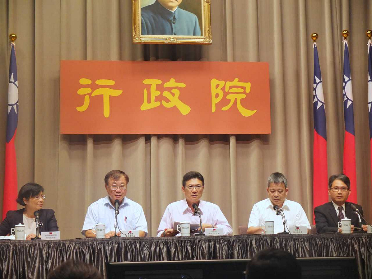 行政院13日表示，台北市政府有向中央表達欠缺清理路樹的機具，會請部會協助。圖：翁嫆琄/攝