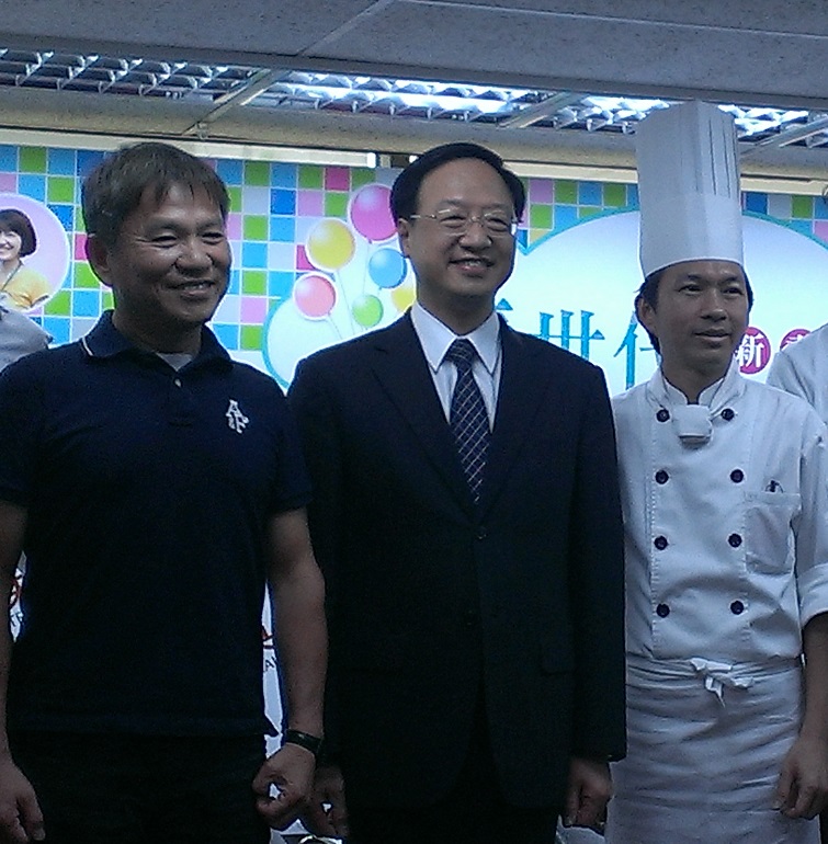 行政院長江宜樺（圖中）、王品集團董事長戴勝益（圖左）、世界麵包冠軍師傅吳寶春（圖右）等人23日出席中央社舉辦的新書發表會。圖：黃郁姍/攝